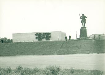 Мемориальный комплекс Героя Советского Союза Александра Матросова.  Могила А.Матросова. Вид с юга. 1943 г., 1954 г.  г.Великие Луки.