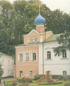 Псково-Печерский монастырь. XV-XIX вв. Церковь Благовещения. 1541 г. Главный фасад. Фото 2000 г.  г.Печоры.  