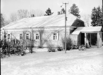 Усадьба "Лог". XIX в. Вид на южный фасад усадебного дома.  Фото 1988 г.  д.Лог, Плюсский р-он.