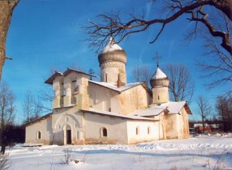 Псковская обл., Гдовский р-он, д.Доможирка  Церковь Троицы, 1558-1577 гг.  Общий вид с юго-запада.  Фото 2006 г.